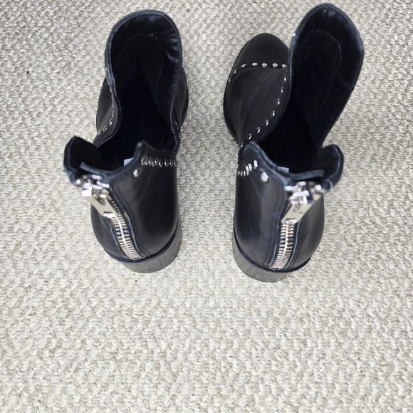 Steve Madden Conspire Leather Black Studded Ankle Booties 7 - Picture 4 of 5